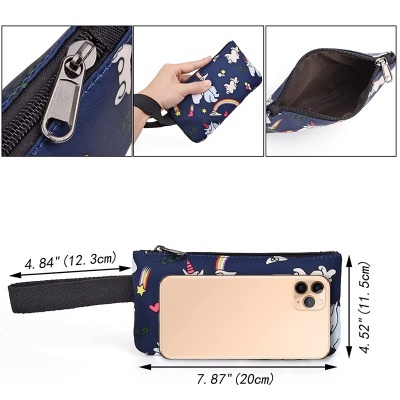 Bolsa azul escuro com desenhos de unicórnios, estrelas, arco-íris e coração com fecho de correr e alça preta.