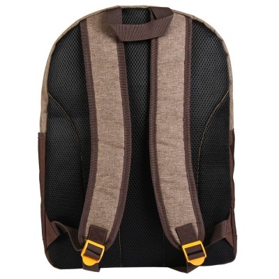 Mochila castanha e preta vista de costas com alças acolchoadas castanhas e detalhes amarelos