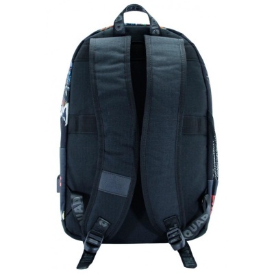 Mochila preta vista de costas com alças acolchoadas e texto QUAD