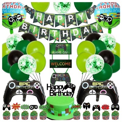 Decoração de aniversário temática de videojogos com balões, faixa, bolo e cupcakes.