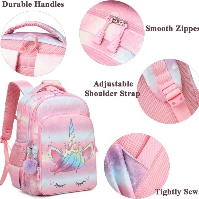 Mochila rosa com padrão de unicórnio e detalhes em zíper e alças