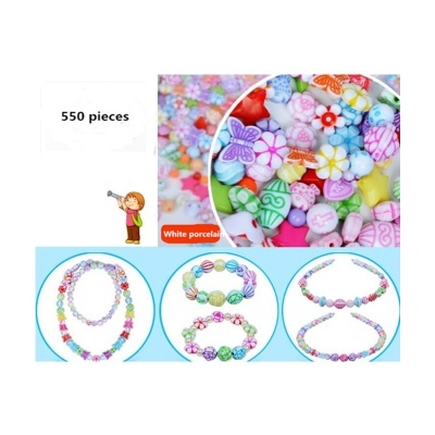 Conjunto de contas coloridas de porcelana para fazer joias.