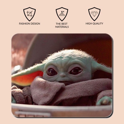 Figura de Baby Yoda em roupas castanhas com fundo desfocado e ícones de qualidade no topo.