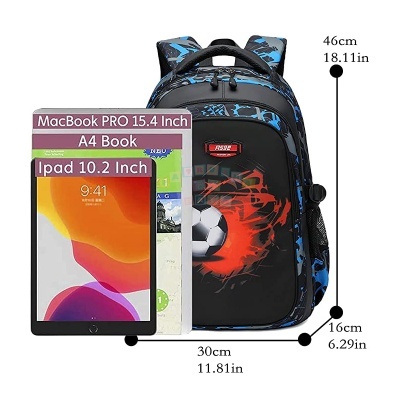 Mochila preta e azul com bola de futebol em chamas, mostrando dimensões e dispositivos ao lado.