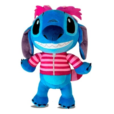 Pelúcia azul do Stitch com camisola rosa às riscas sobre fundo branco