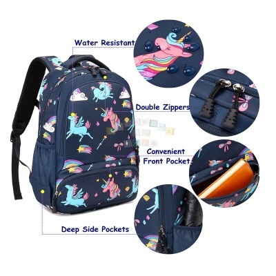 Mochila azul escura com padrão de unicórnios e arco-íris e vários bolsos