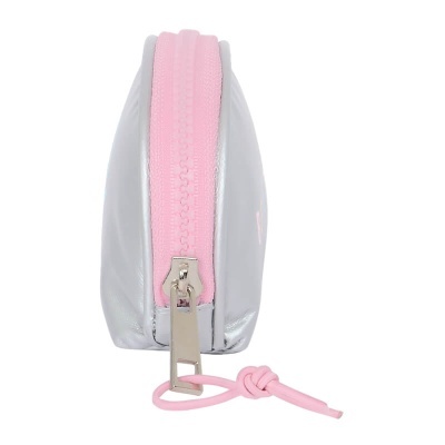 Bolsa pequena prateada com fecho cor-de-rosa vista de lado
