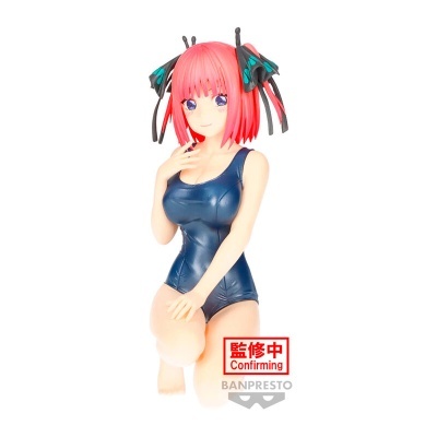Figura anime feminina com cabelo rosa e fato de banho azul ajoelhada