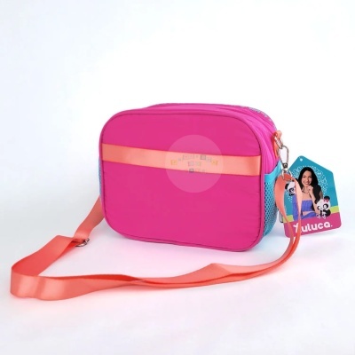 Bolsa infantil rosa e azul com fita alaranjada e etiqueta Tuluco