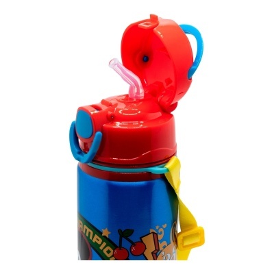garrafa infantil azul com tampa vermelha e canudo aberto