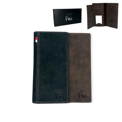 Carteiras de pele sintética preta e castanha com gravação 'Pai' e embalagem preta com texto 'Melhor Pai'