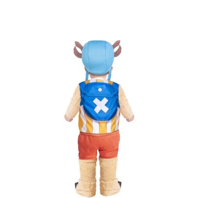 Boneco de peluche infantil vestido com fato colorido visto de costas