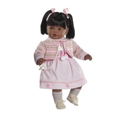 Boneca com cabelo preto, casaco rosa, vestido rosa, meias brancas e sapatos creme