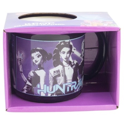 Caneca preta com design de personagens femininas e embalagem lilás