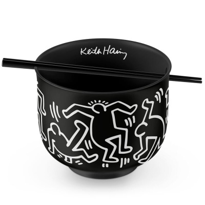 Taça preta com desenhos brancos de figuras humanas e assinatura Keith Haring