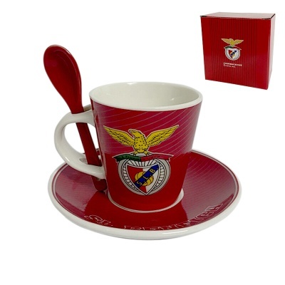 Conjunto de chávena de café com pires e colher vermelhos com emblema do SL Benfica e respetiva caixa.