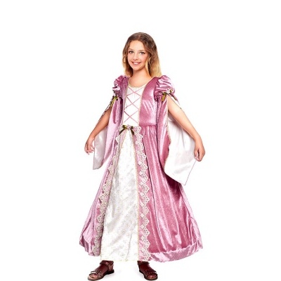 Menina com vestido rosa com mangas franzidas, parte branca com padrão e sandálias castanhas