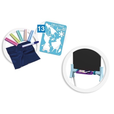 Conjunto de giz colorido, pano azul, stencil com texto e quadro negro com suporte azul e roxo.