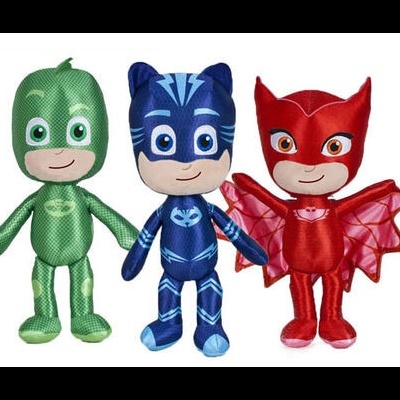 Três peluches dos personagens PJ Masks em verde, azul e vermelho