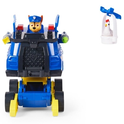 Brinquedo de carro azul com figura de cão e objeto com galinha e hélice azul