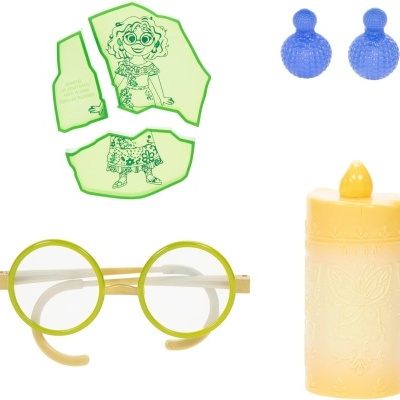 quatro objetos variados incluindo pezinhos azuis, um copo amarelo, óculos amarelos e recortes de papel verde