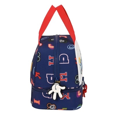 Bolsa azul escuro com padrão de letras e Mickey Mouse, alça vermelha e fecho com puxador em forma de mão.