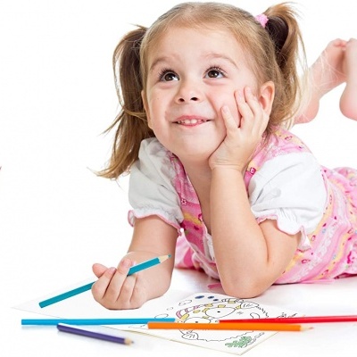 Menina deitada no chão com lápis de cor e desenho para colorir