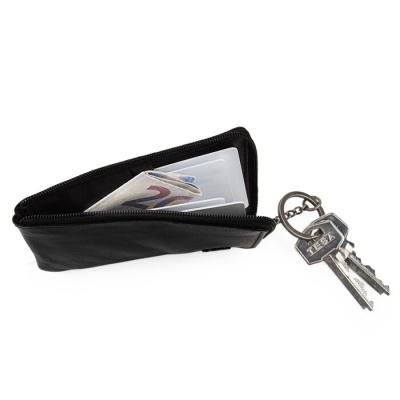 Carteira preta com cartões e notas junto a porta-chaves com chaves