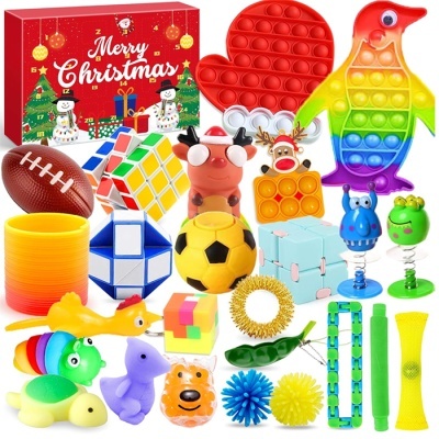 Conjunto de brinquedos antistress variados com calendário do advento Merry Christmas em fundo branco