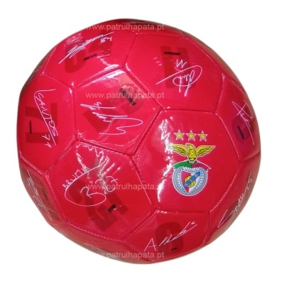 Bola de futebol vermelha com assinaturas e emblema do Benfica