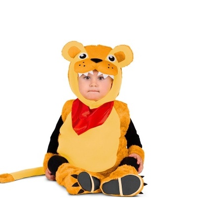 Criança com fato de leão de pelúcia sentada em fundo branco