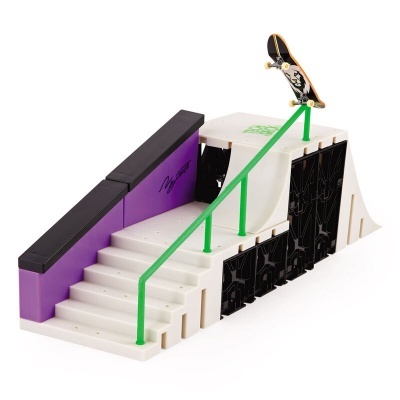 Mini rampa de skate em plástico com degraus brancos e corrimão verde