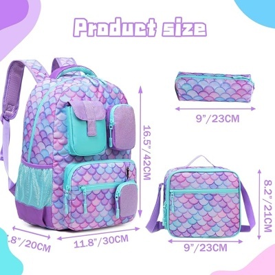 Conjunto colorido com mochila, estojo e bolsa com padrão de escamas em roxo e azul