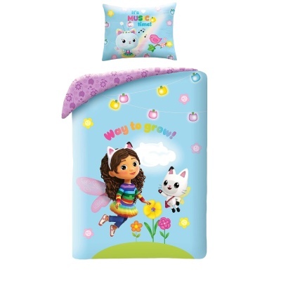 Conjunto de roupa de cama infantil azul e rosa com personagens e texto colorido.
