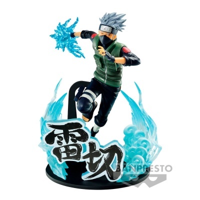 Figura colecionável de Kakashi Hatake do anime Naruto com efeitos azuis e base com texto em japonês