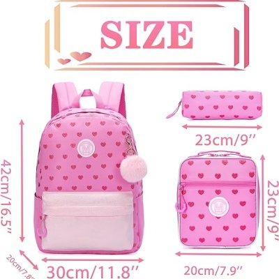 Mochila rosa com corações vermelhos e acessórios combinando