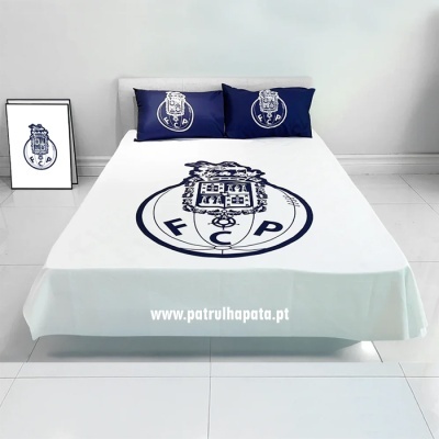 Jogo de cama branco com emblemas azuis do Futebol Clube do Porto
