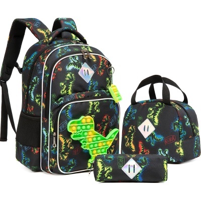Conjunto mochila, lancheira e estojo com padrão multicolor e presilha dinossauro verde