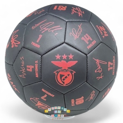 Bola de futebol preta com assinaturas vermelhas e emblema vermelho no centro