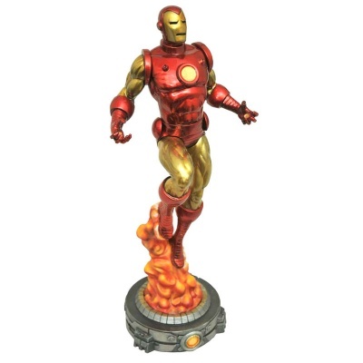 Estátua de Iron Man em pose de voo com armadura vermelha e dourada