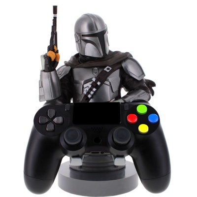 Figura decorativa de personagem com comando de videojogo preto
