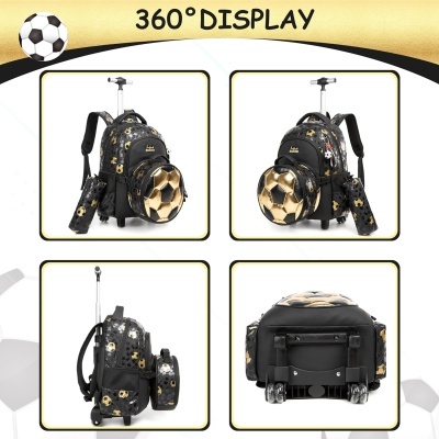 Mochila preta com padrão de bolas de futebol douradas e rodas, vista em quatro ângulos diferentes