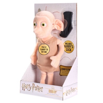Boneco de peluche do Dobby de Harry Potter na sua embalagem com texto e uma meia preta visível