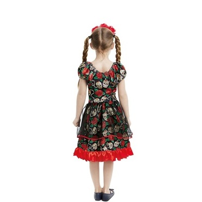 Menina de costas com vestido preto de caveiras e flores vermelhas e folhos vermelhos