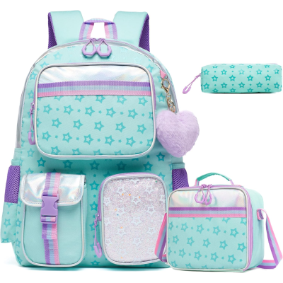 Mochila azul claro com estrelas turquesa, lancheira e estojo combinando e chaveiro cor coração lilás.