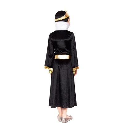 Fato túnica preta com detalhes dourados visto de costas