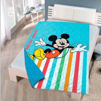 Colcha azul com riscas coloridas e desenho do Mickey Mouse