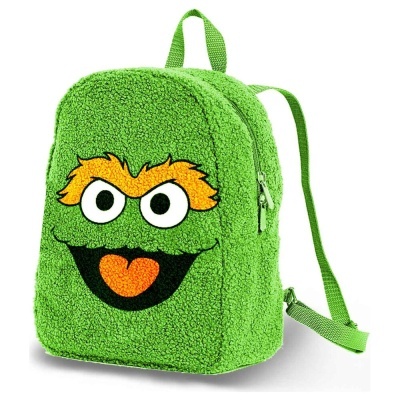 Mochila felpuda verde com rosto animado e fecho de correr