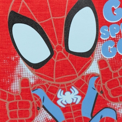 Estampa Homem-Aranha em peça de roupa vermelha com texto azul parcial