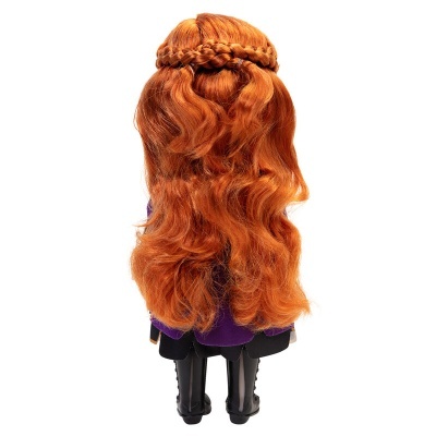 Boneca com cabelo ruivo ondulado, casaco roxo e botas pretas vista de costas